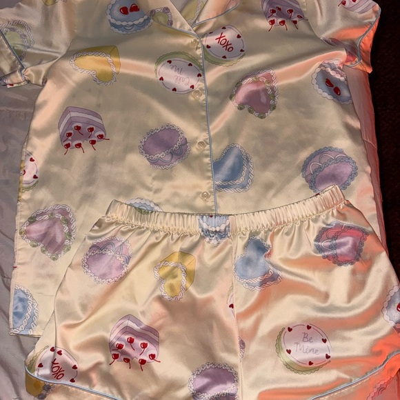 Joyspun Women’s Stretch Satin Short Sleeve Top and Shorts Pajama Set (Small) - Picture 5 of 10